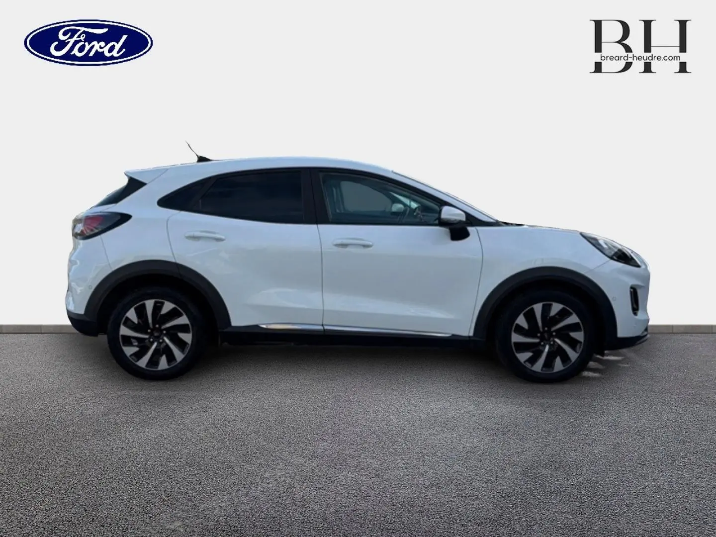 Vue de profil droit du Ford Puma blanc Glacier 2023 avec vitres arrière surteintées et jantes noires bicolores.
