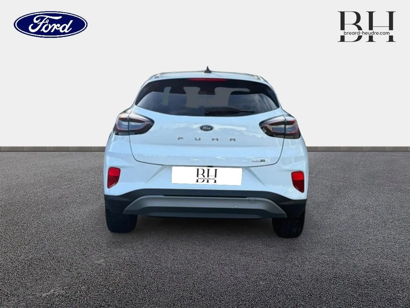 Vue arrière d'une Ford Puma blanc glacier 2023 avec hayon électrique et feux arrière LED sur fond neutre.