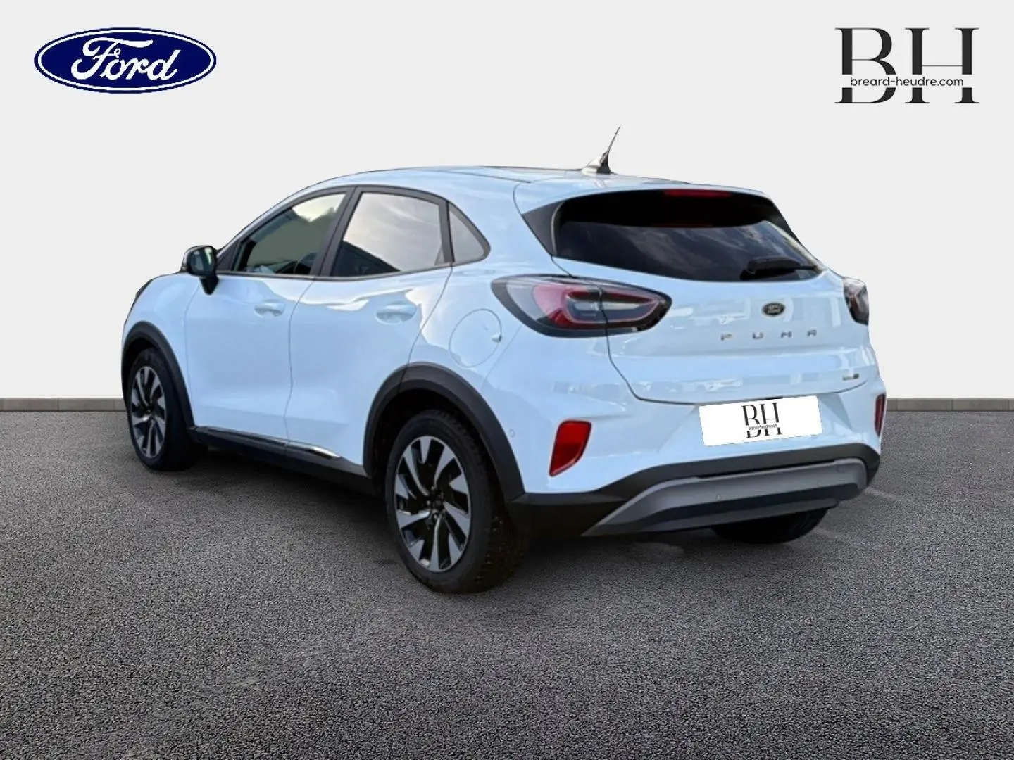 Vue 3/4 arrière droite d'un Ford Puma blanc glacier avec vitres arrière surteintées et jantes noires.