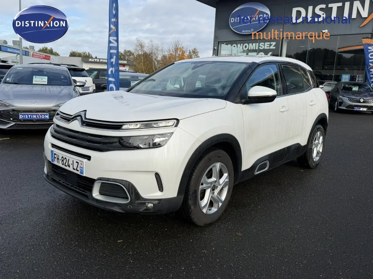 Vue 3/4 avant d'un Citroën C5 Aircross blanc nacré avec jantes alliage et détails noirs contrastants.