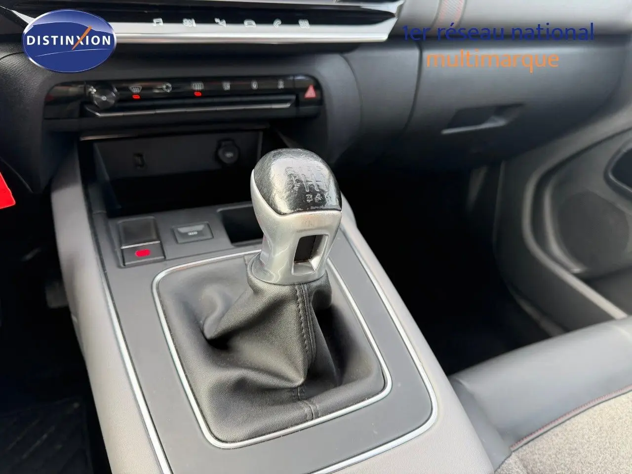 Le levier de vitesses manuel en gros plan au centre de la console d'une Citroën C5 Aircross blanc nacré, intérieur noir.