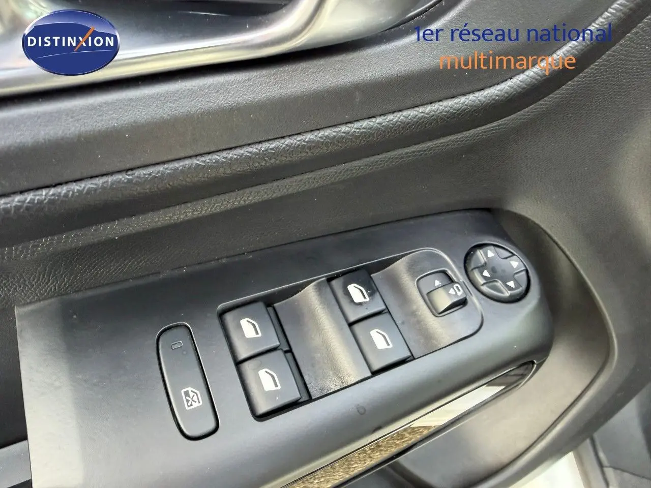 Gros plan sur les commandes de lève-vitres et rétroviseurs côté conducteur d'une Citroën C5 Aircross blanc nacré.