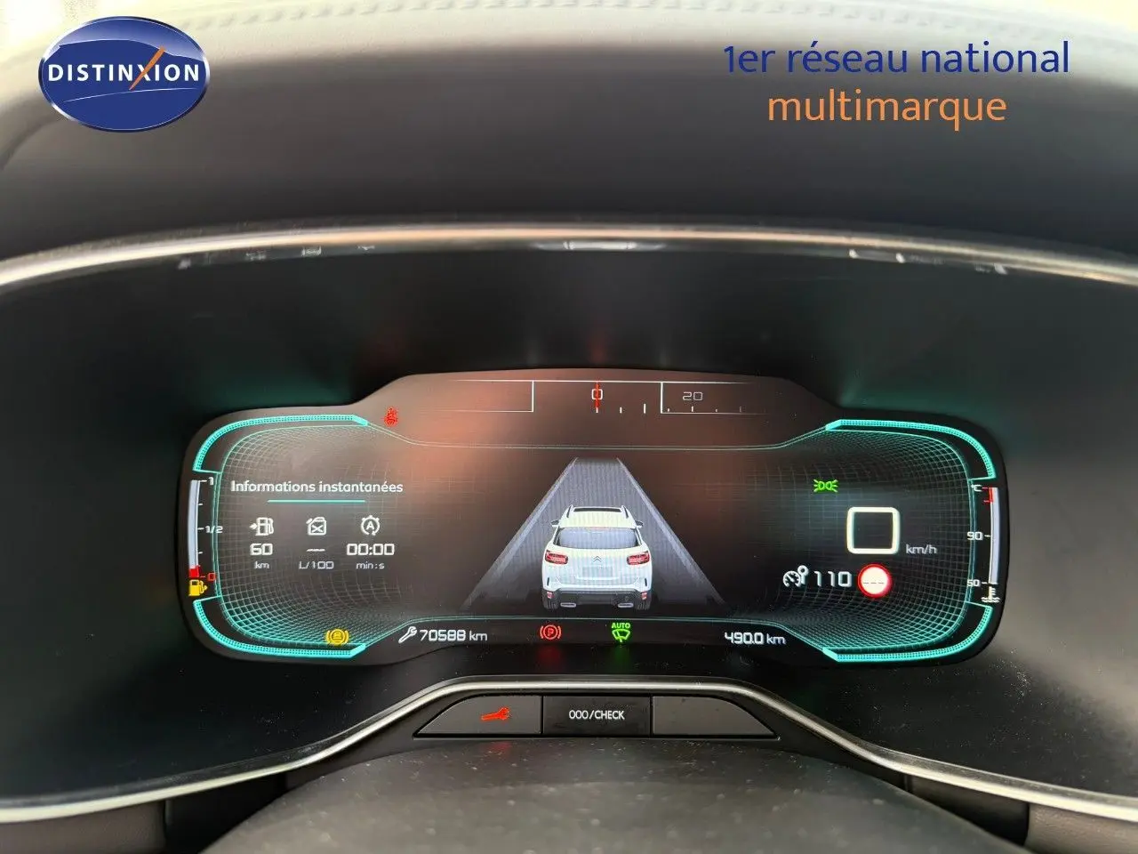 Tableau de bord numérique du Citroën C5 Aircross avec affichage de la vitesse, autonomie et assistance à la conduite.