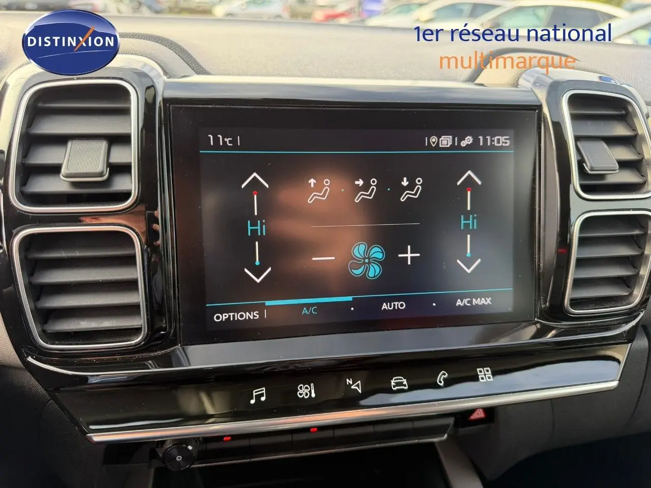 Tableau de bord de Citroën C5 Aircross blanc nacré, vue frontale centrée sur l'écran tactile de climatisation.