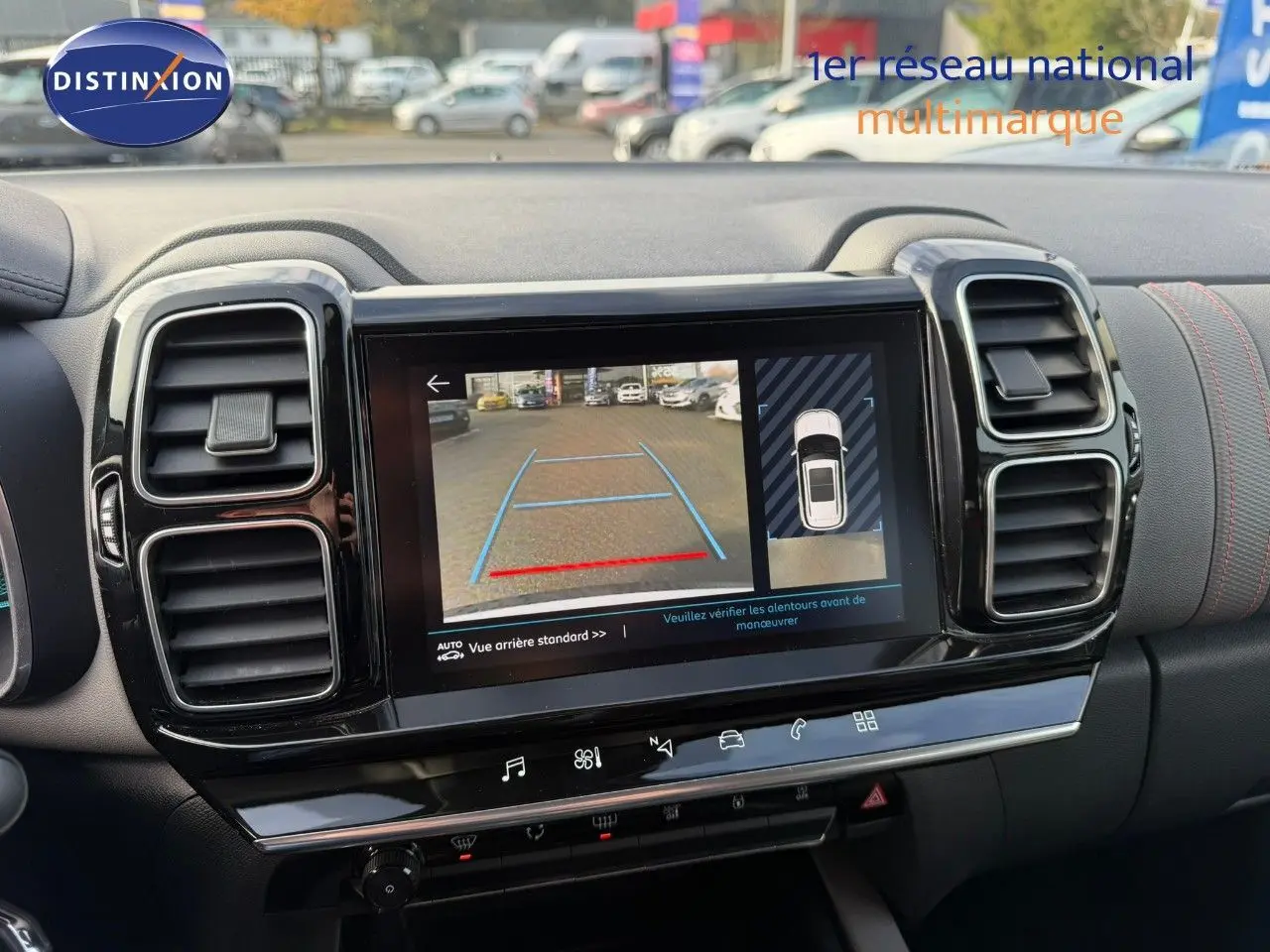 Vue intérieure du tableau de bord du Citroën C5 Aircross blanc nacré, mettant en valeur l'écran tactile avec caméra de recul.