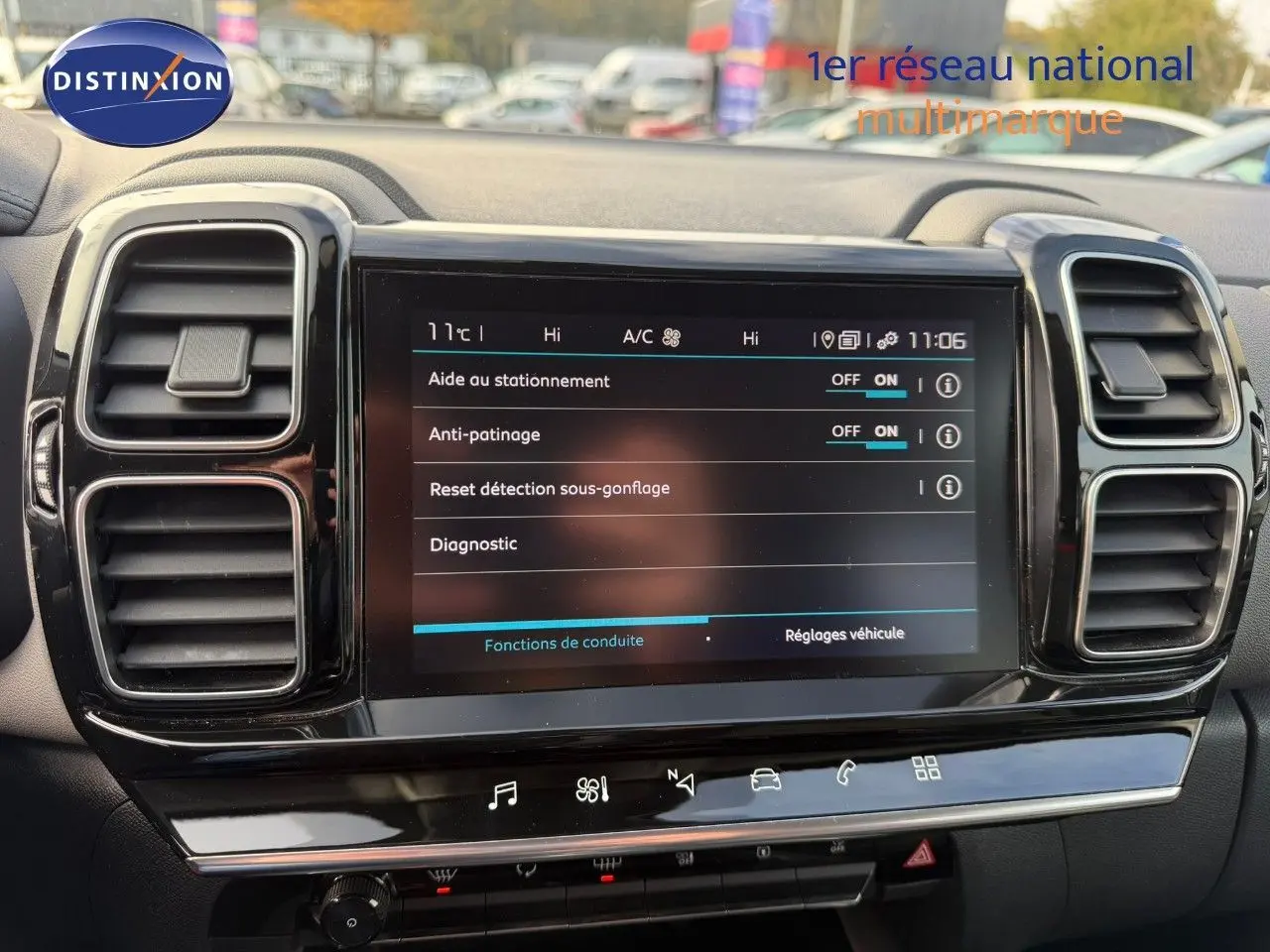 Vue intérieure centrée sur l’écran tactile du tableau de bord du Citroën C5 Aircross blanc nacré, avec commandes visibles.