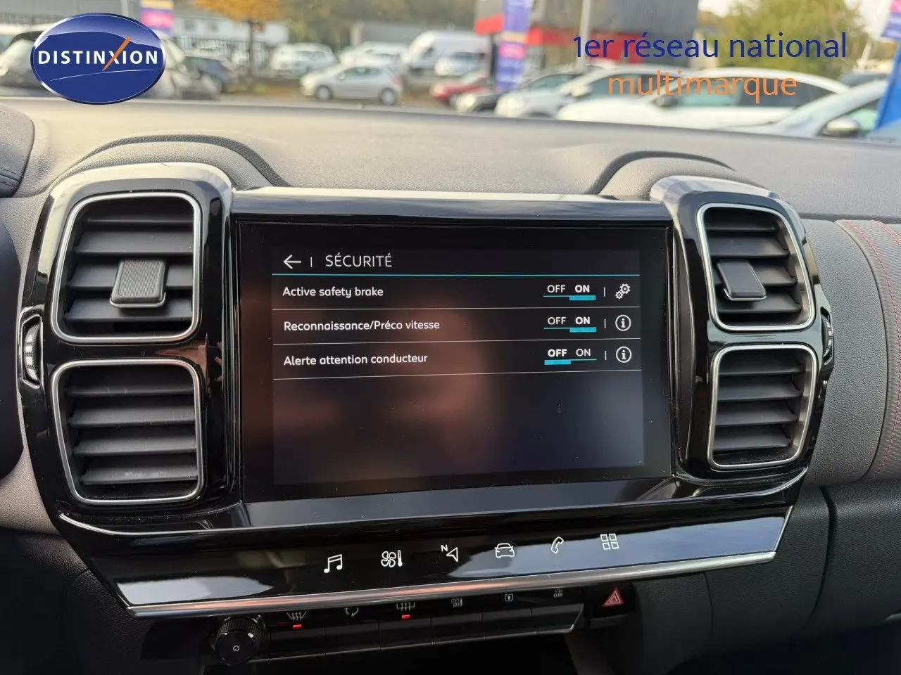 Écran tactile central du tableau de bord du Citroën C5 Aircross 2019 affichant les réglages de sécurité.