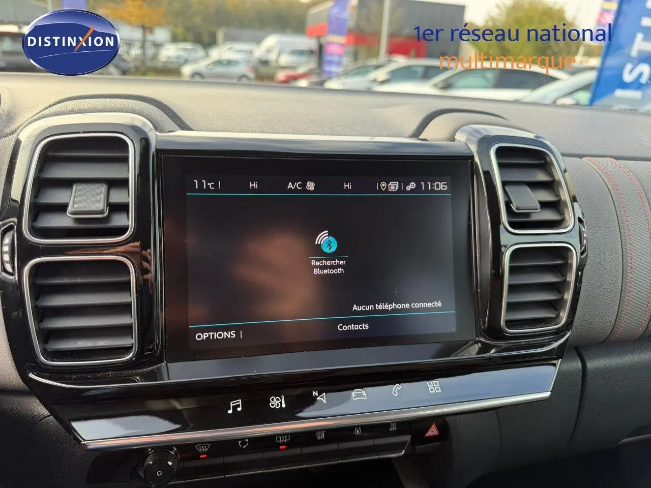 Vue rapprochée de la console centrale du Citroën C5 Aircross blanc nacré, avec écran tactile et aérateurs noirs.