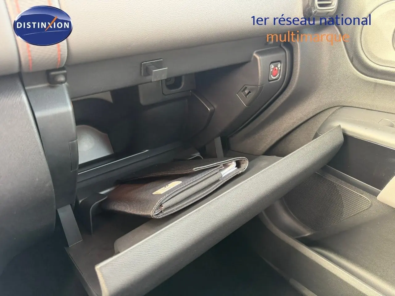 Gant de boîte à gants ouvert côté passager dans l’habitacle noir du Citroën C5 Aircross blanc nacré.