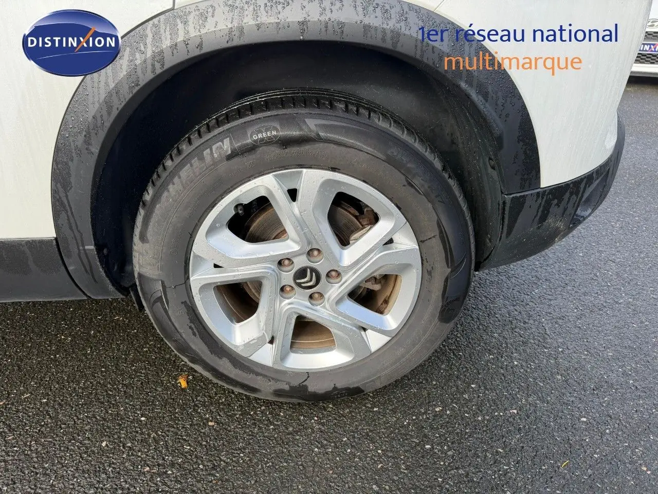 Gros plan sur la roue avant droite d'un Citroën C5 Aircross blanc nacré avec jante alliage et pneus Michelin.