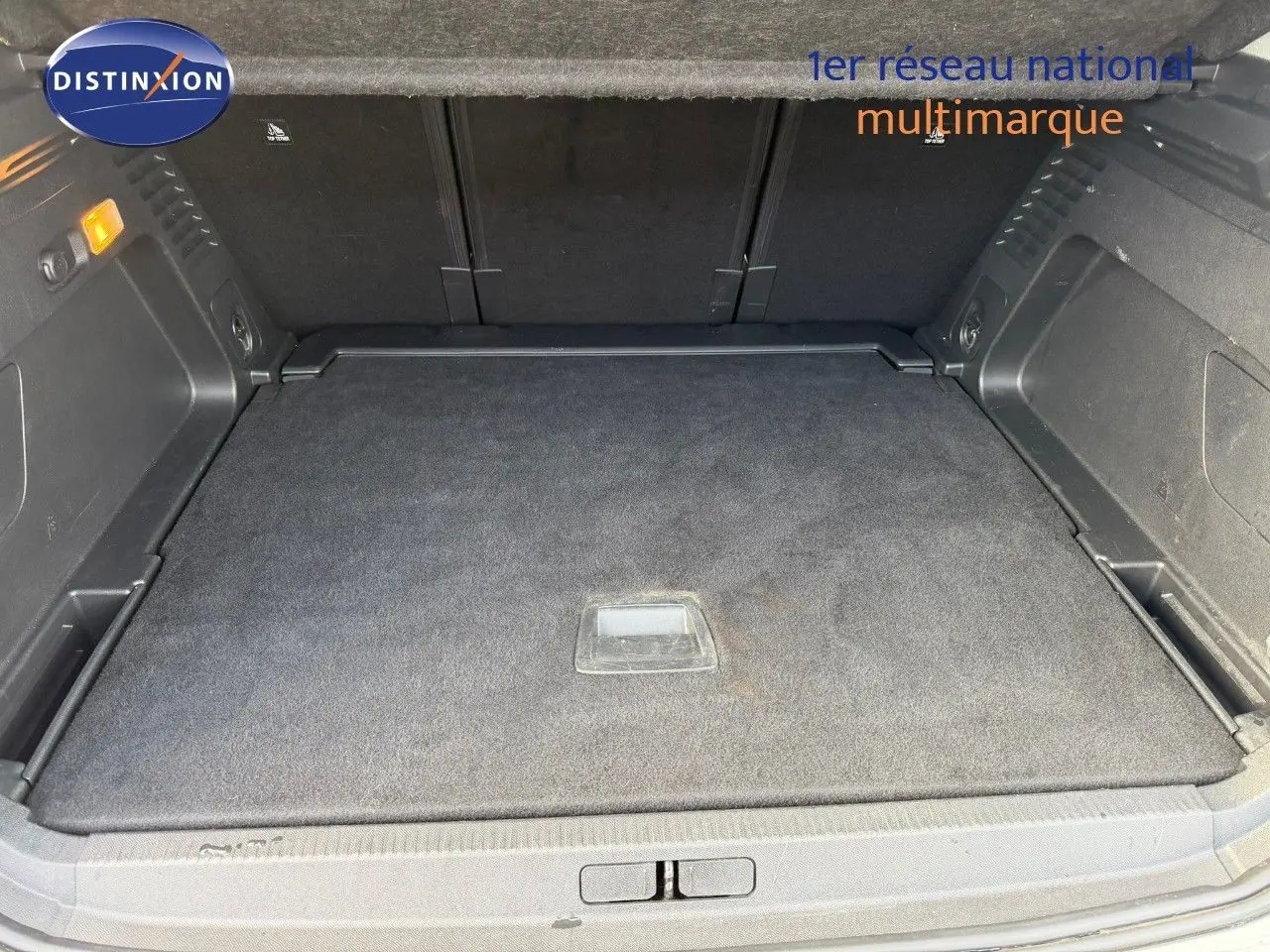 Vue plongeante sur le coffre spacieux et propre du Citroën C5 Aircross blanc nacré, avec plancher plat et revêtement noir.