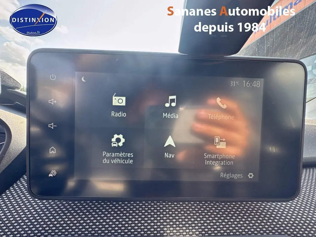 Vue avant du Dacia Jogger blanc glacier avec jantes aluminium noires et vitres arrière surteintées.