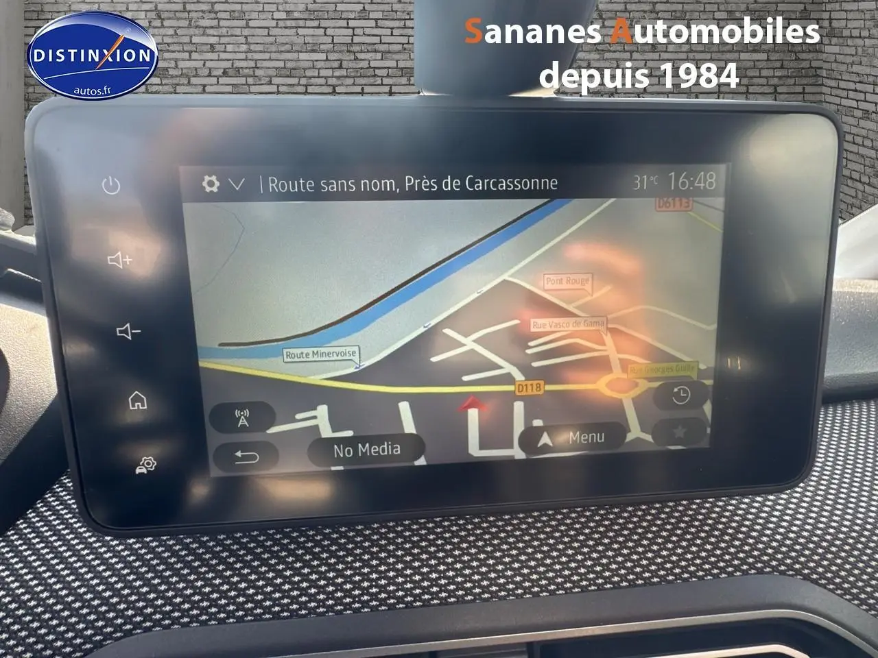 Écran tactile Media NAV du tableau de bord du Dacia Jogger blanc, affichant une carte de navigation.