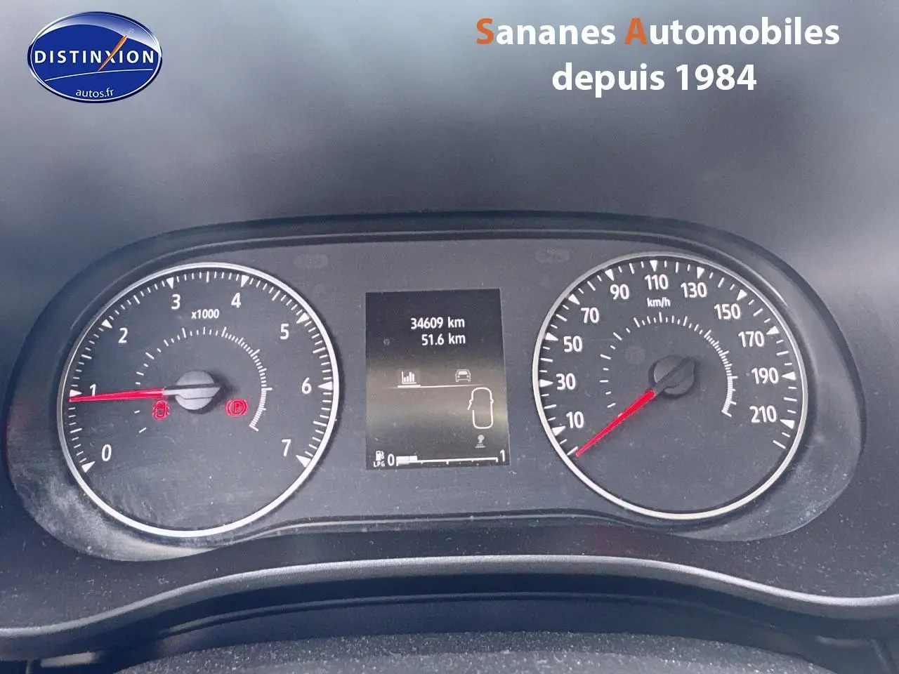 Vue rapprochée du tableau de bord noir du Dacia Jogger 2023, affichant compte-tours, vitesse et écran digital.