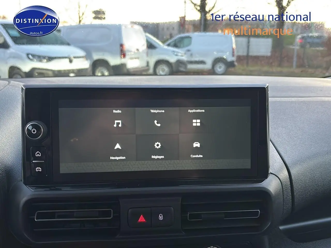 Vue intérieure du tableau de bord du Citroën Berlingo Fourgon blanc 2025 avec écran tactile central et commandes visibles.