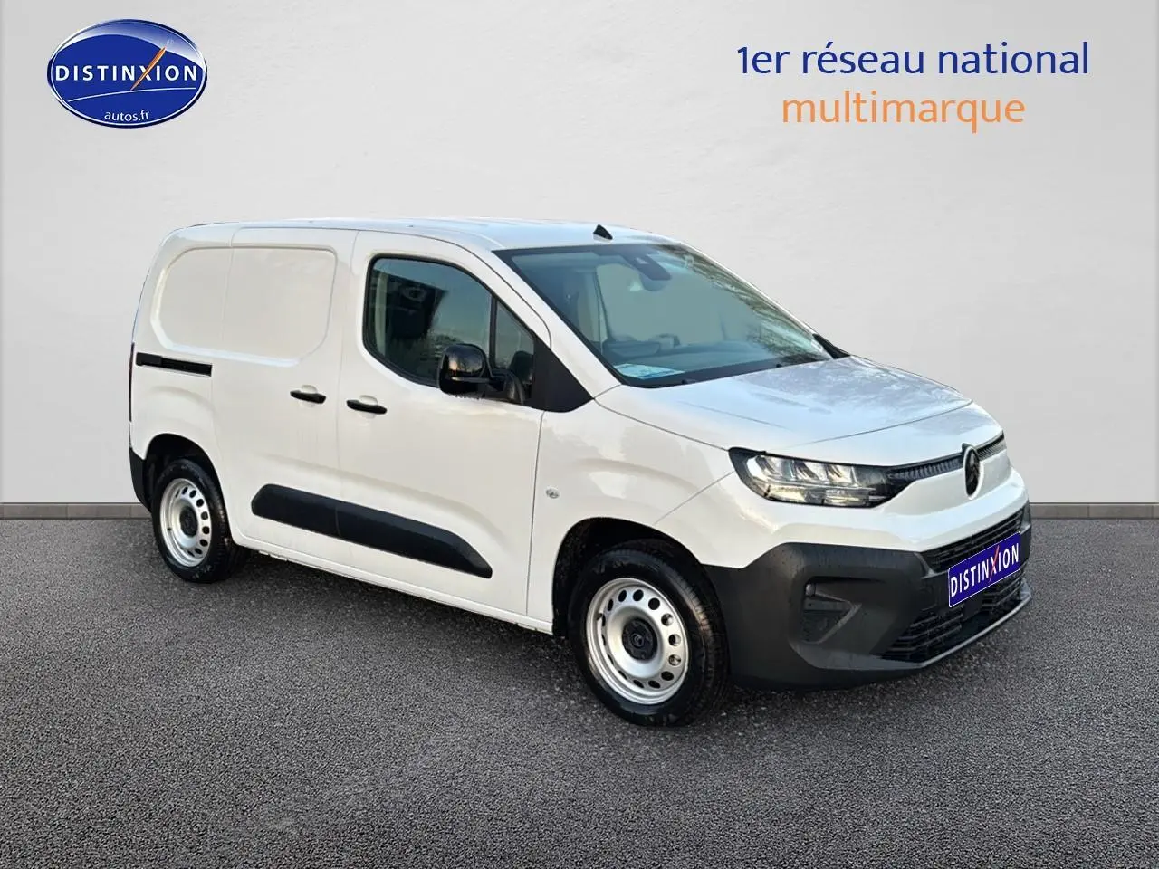 Vue 3/4 avant gauche d’un Citroën Berlingo Fourgon blanc avec porte latérale coulissante et jantes acier.