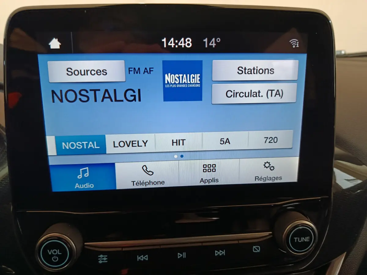 Écran tactile central du Ford Puma 2022 affichant la radio Nostalgie avec commandes audio et téléphone visibles.
