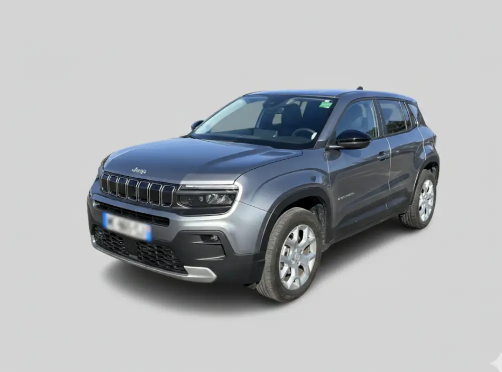 Jeep Avenger gris en vue 3/4 avant droit, mettant en valeur ses phares LED et jantes alliage 17 pouces.