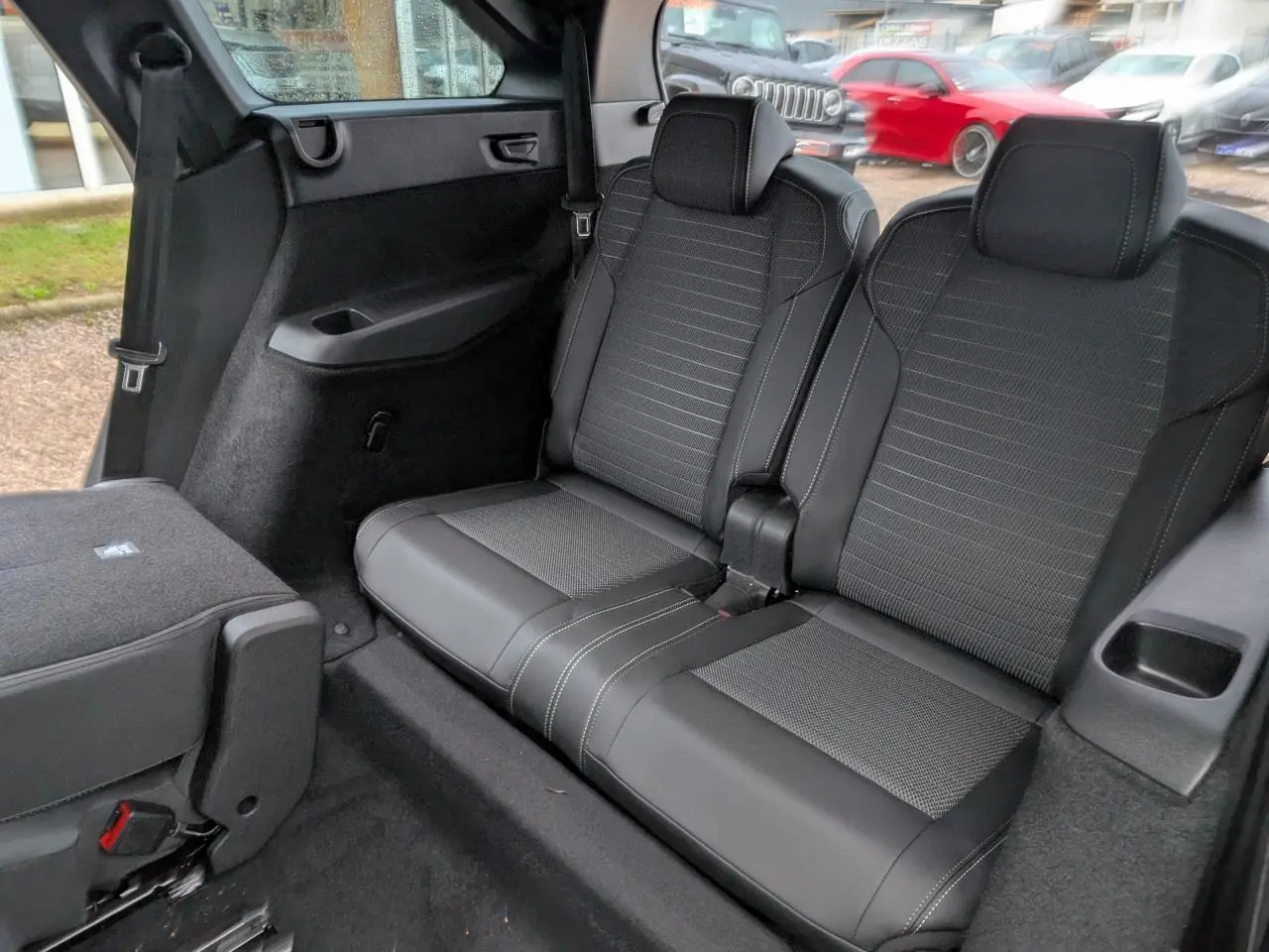 Vue intérieure du rang 3 arrière du Peugeot 5008 gris, montrant la banquette 2 places en tissu et cuir avec appuie-têtes.