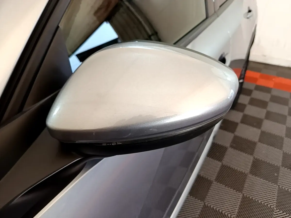 Rétroviseur électrique rabattable gris clair du côté conducteur du Peugeot 2008, vue rapprochée en angle oblique.
