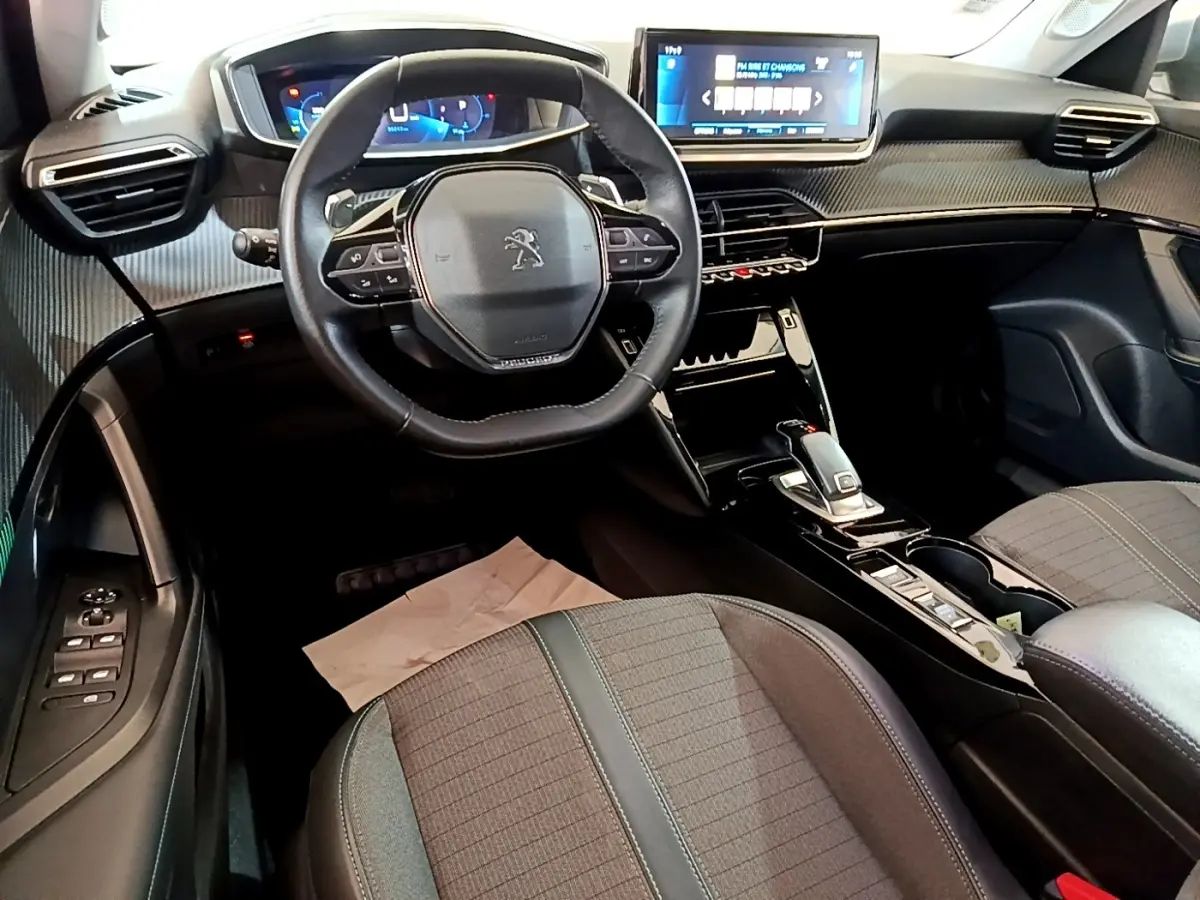 Intérieur vue côté conducteur du Peugeot 2008 1.5 BlueHDi gris clair, avec tableau de bord numérique et écran tactile 10 pouces.