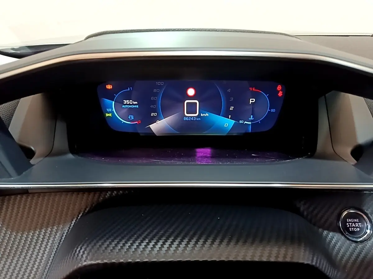 Tableau de bord numérique de Peugeot 2008 2021 avec affichage digital bleu et bouton démarrage Start/Stop.