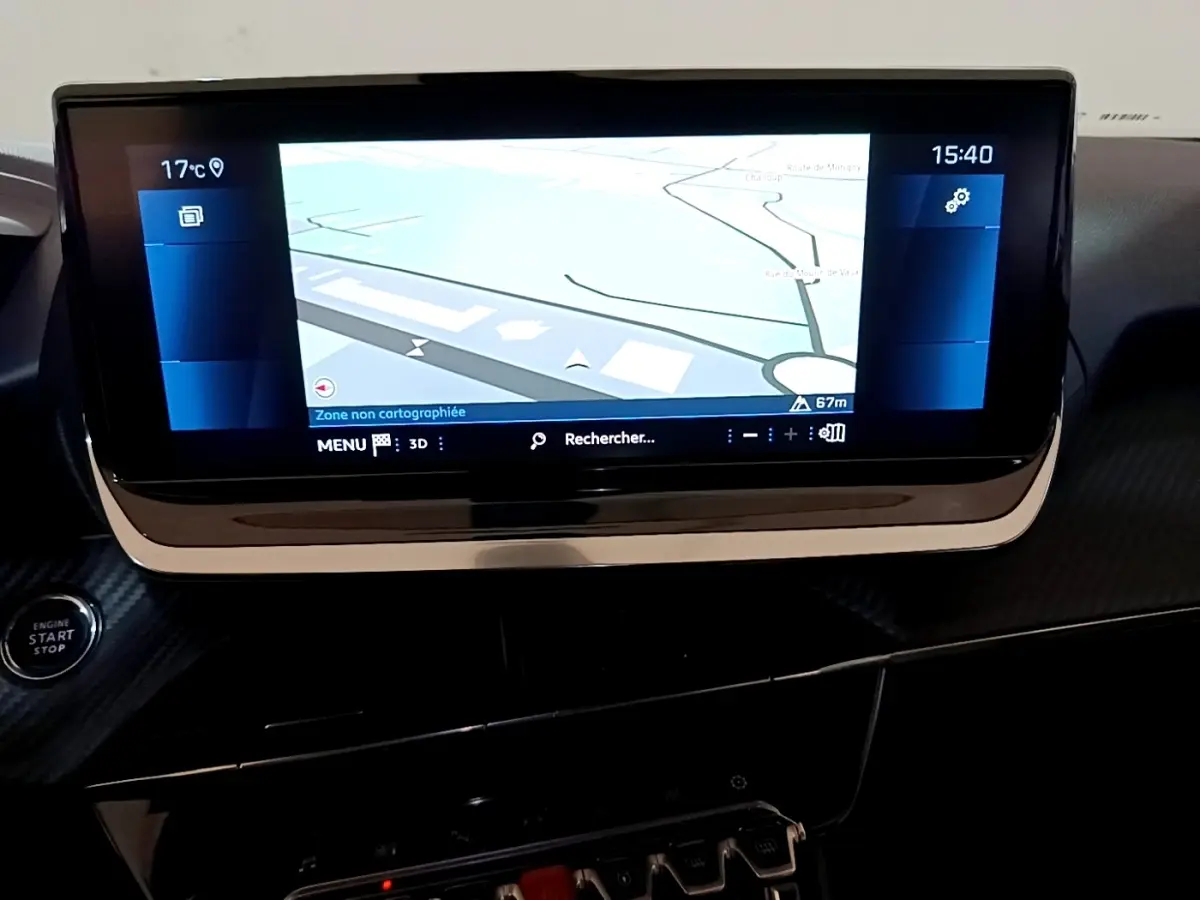 Écran tactile 10 pouces du système de navigation du Peugeot 2008 gris clair, avec bouton démarrage visible à gauche.