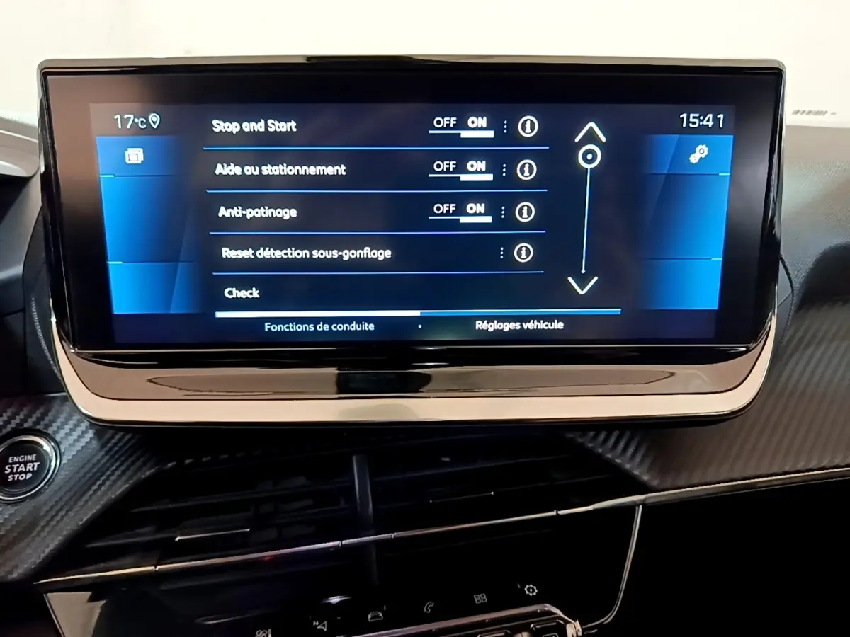 Écran tactile central affichant les réglages de conduite du Peugeot 2008 gris clair, bouton démarrage visible à gauche.