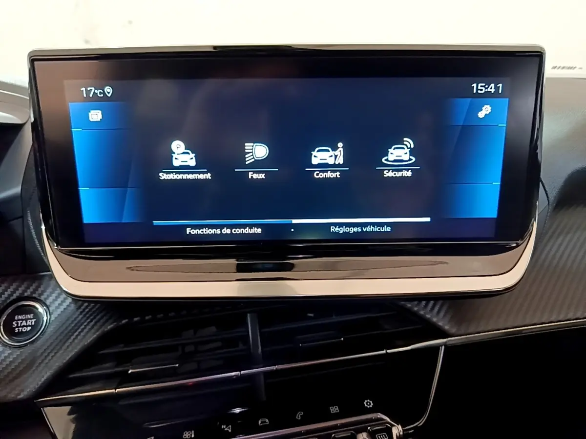 Écran tactile central 10 pouces du tableau de bord du Peugeot 2008 gris clair, avec boutons de réglages et démarrage.