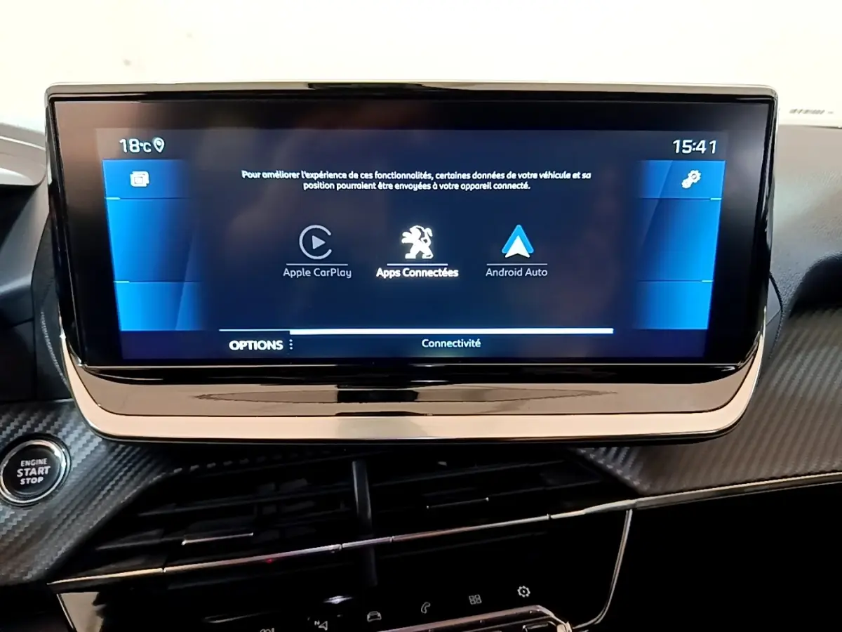 Écran tactile central de 10 pouces du Peugeot 2008 gris clair, affichant Apple CarPlay et Android Auto.