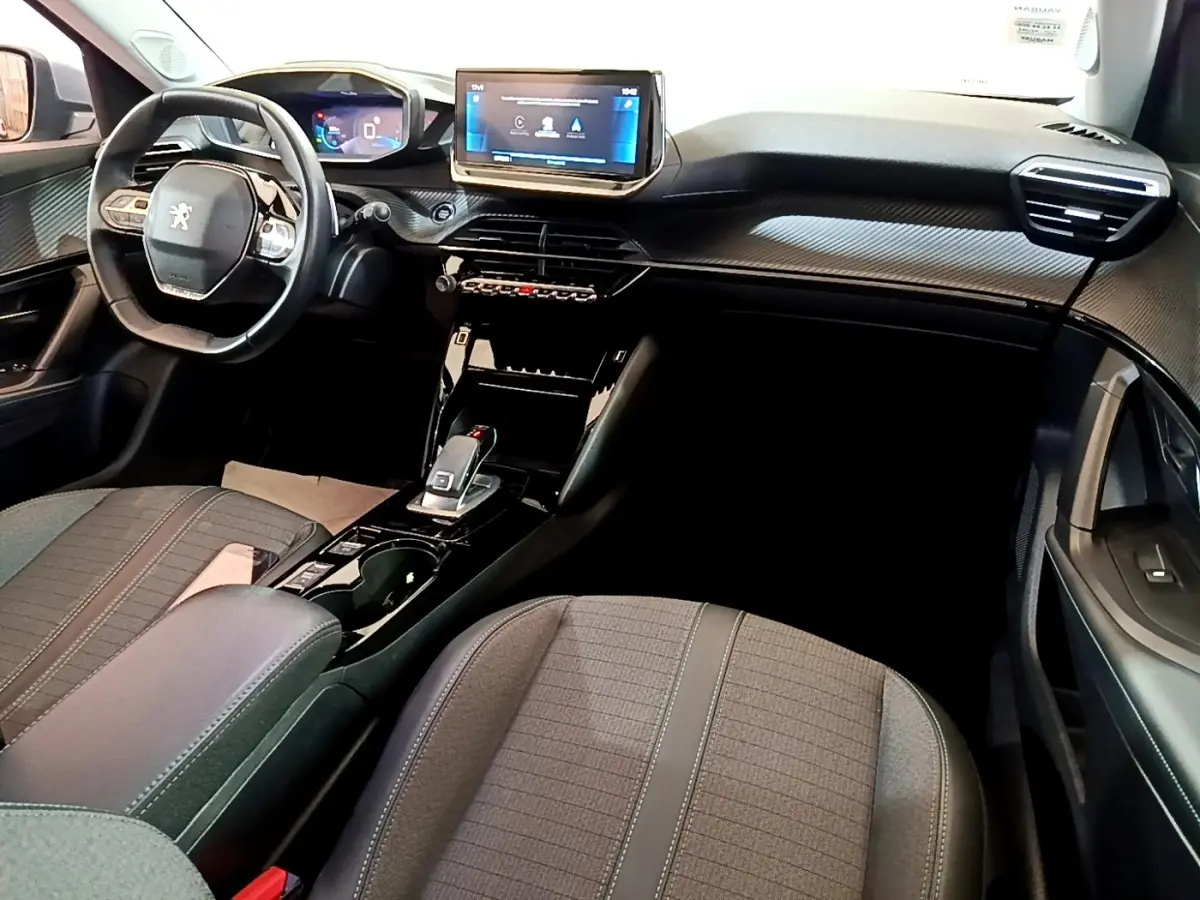 Vue intérieure avant droite du Peugeot 2008 1.5 BlueHDi 130, tableau de bord avec écran tactile et volant cuir noir.