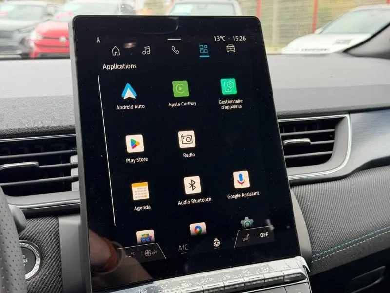 Vue rapprochée de l’écran tactile central du Renault Captur 2026, affichant les applications connectées.