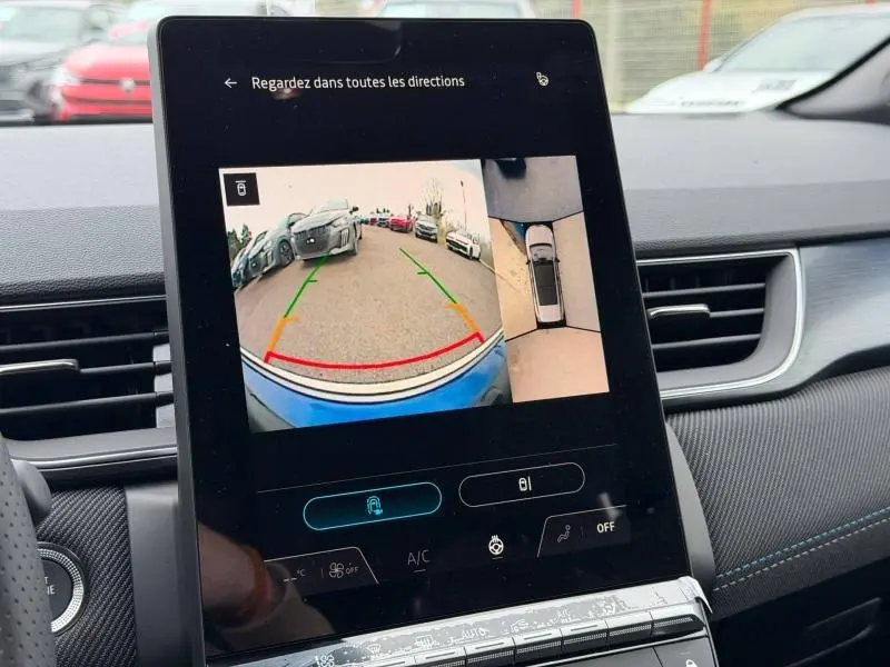 Écran central montrant la caméra de recul du Renault Captur 2026 Bleu Iron/Noir Étoilé avec vue arrière et angles de stationnement.