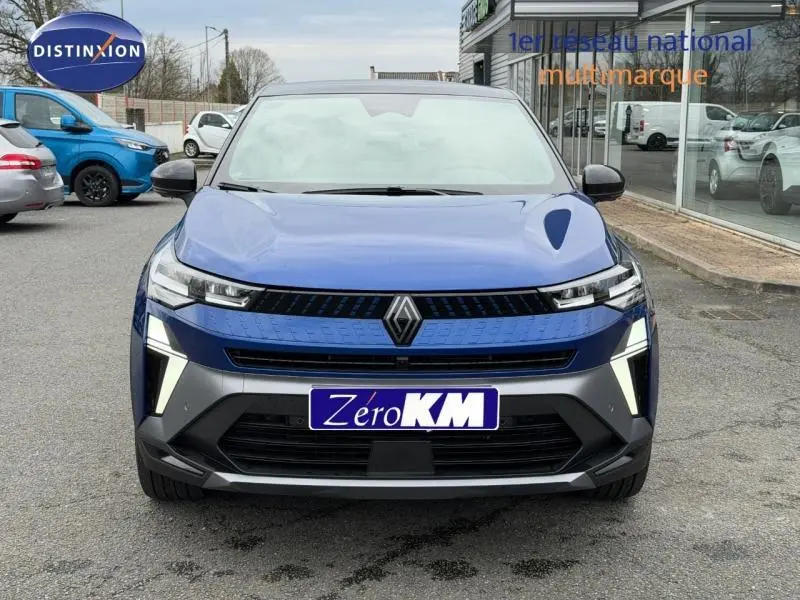 Vue frontale du Renault Captur 2026 hybride en Bleu Iron avec signature lumineuse en Y et calandre noire brillante.
