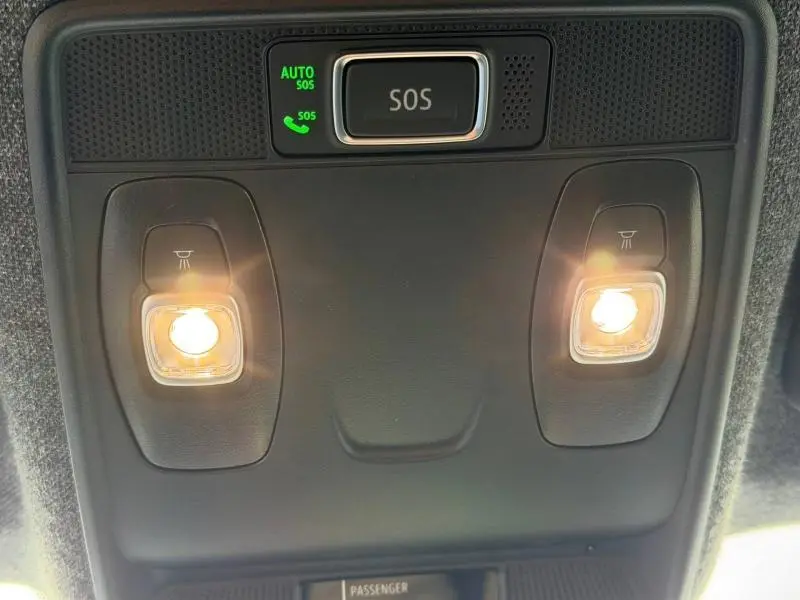 Plafonnier intérieur avec éclairage et bouton SOS du Renault Captur 1.8 E-Tech full hybrid 2026 Bleu Iron/Noir Etoilé.
