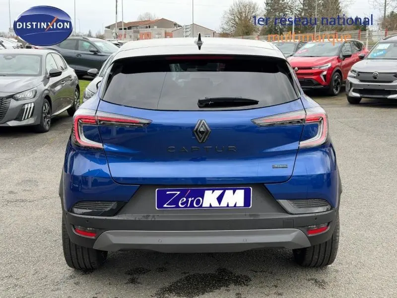 Vue arrière d'un Renault Captur 2026 bleu Iron avec toit noir étoilé, mettant en valeur ses feux arrière fins et son logo central.