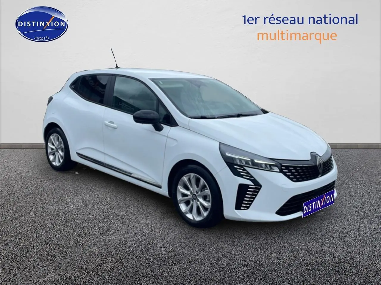 Renault Clio V blanche vue 3/4 avant droit, avec phares LED et jantes alliage argentées.