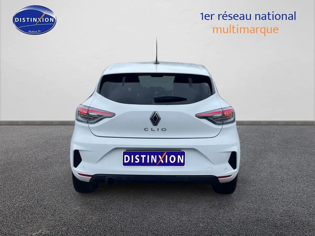 Vue arrière d’une Renault Clio V blanche 2025 avec feux arrière LED et logo distinctif au centre.