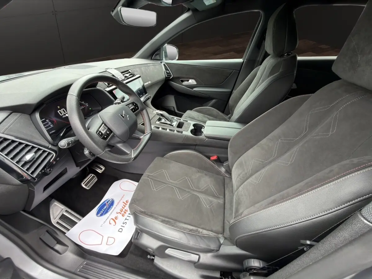 Vue intérieure côté conducteur du DS7 Crossback 2022, sièges en alcantara gris foncé avec surpiqûres contrastées.