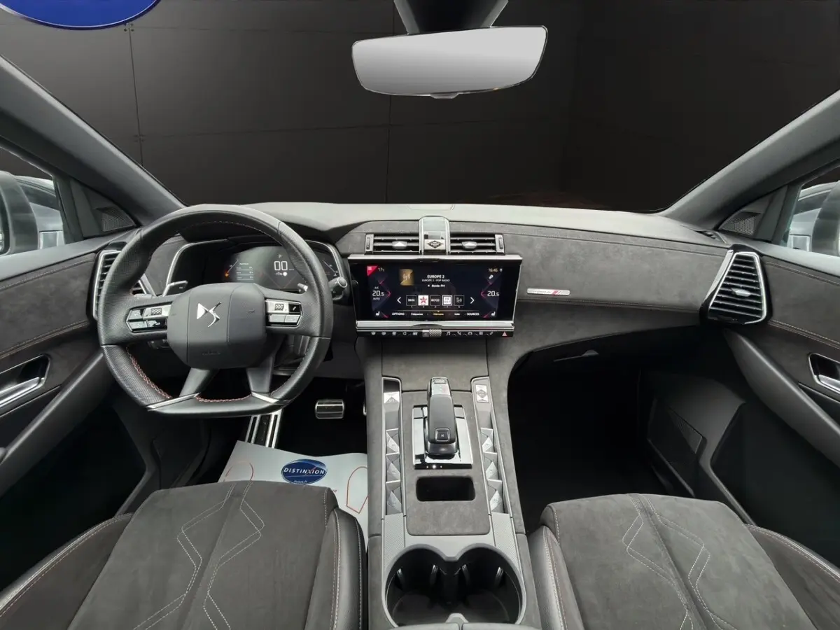 Intérieur noir du DS7 Crossback 2022 vu de face, avec tableau de bord digital et console centrale tactile.