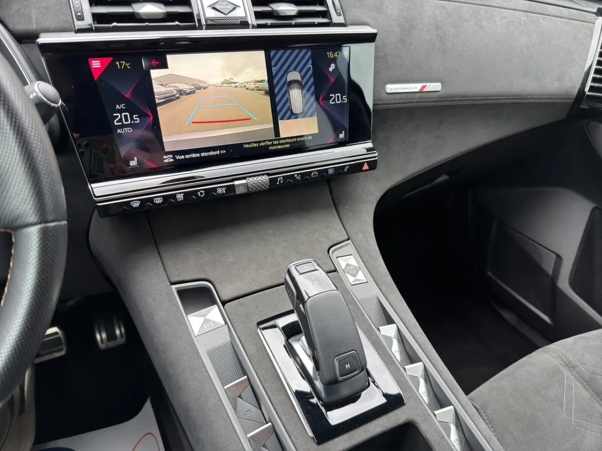 Intérieur DS7 Crossback BlueHDi 130 2022, vue centrale sur console avec levier de vitesses et écran tactile digital.