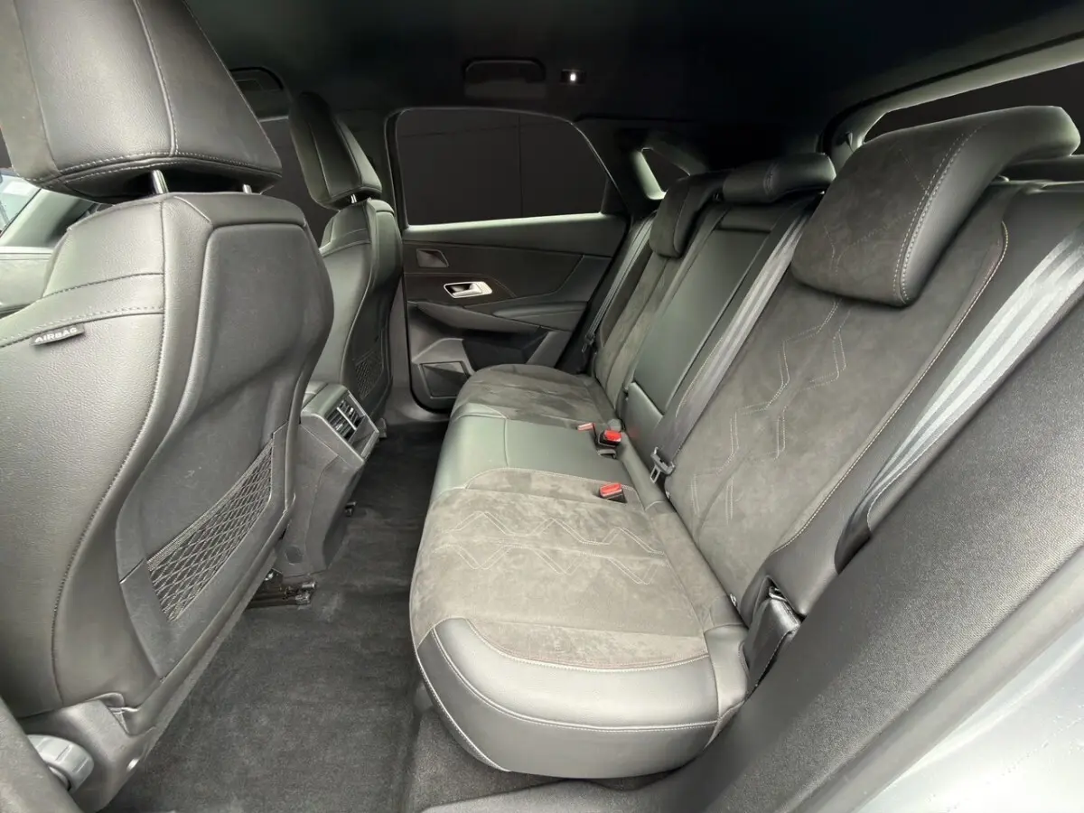 Vue intérieure côté droit des sièges arrière en cuir et alcantara gris du DS7 Crossback 2022, finition PERFORMANCE LINE.