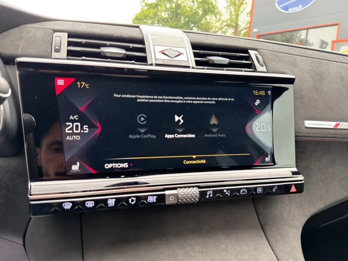 Vue rapprochée de l’écran tactile central du DS7 Crossback gris clair, affichant les options Apple CarPlay et Android Auto.