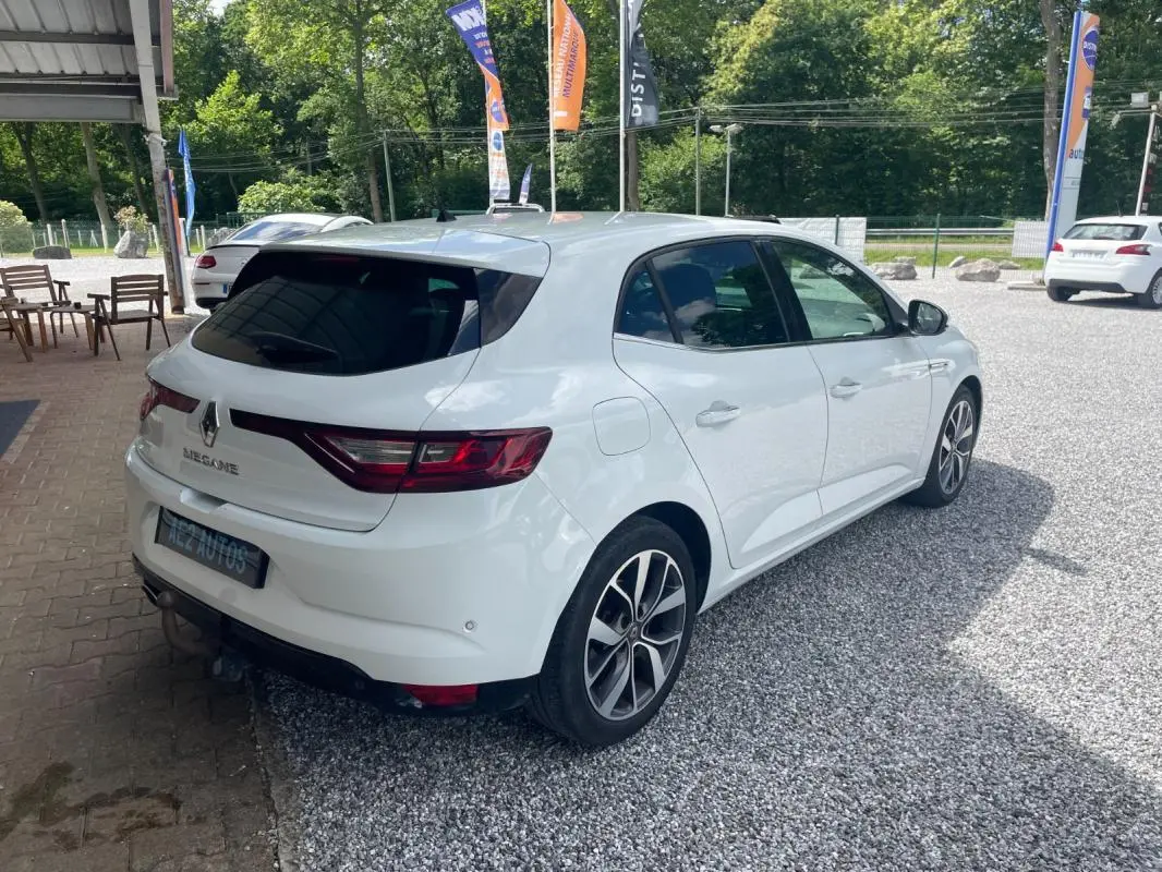 Renault Mégane IV blanche vue en 3/4 arrière droit, avec feux arrière LED et jantes alliage distinctives.