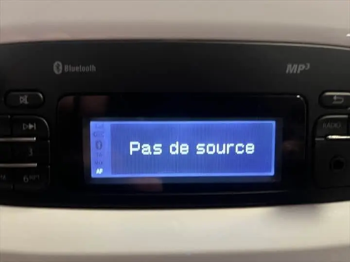 Écran central de la radio Bluetooth MP3 affichant "Pas de source" dans une Renault ZOE blanc glacier.