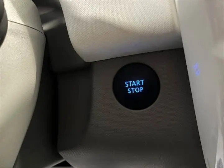 Bouton start/stop éclairé en bleu sur tableau de bord beige de Renault ZOE blanc glacier R90 LIFE 2019.