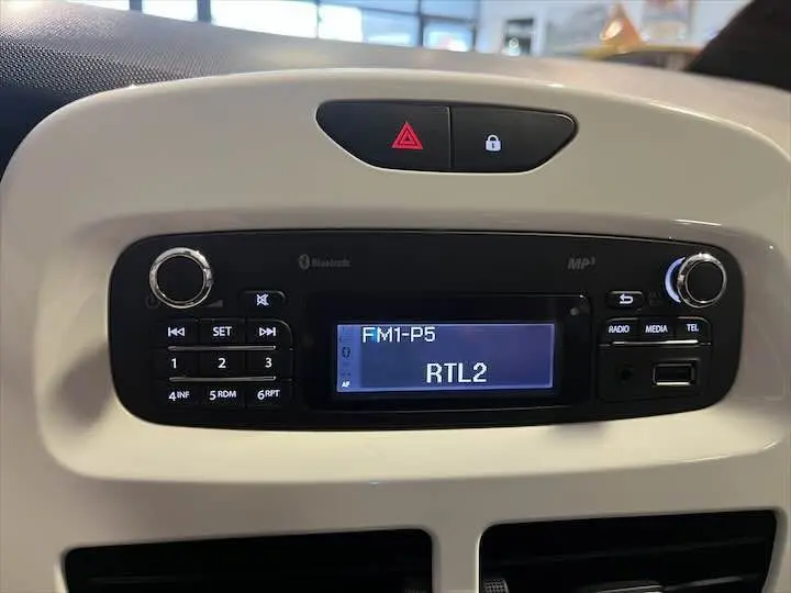 Détail de la console centrale blanche glacée de la Renault ZOE R90 LIFE 2019 avec radio affichant RTL2.