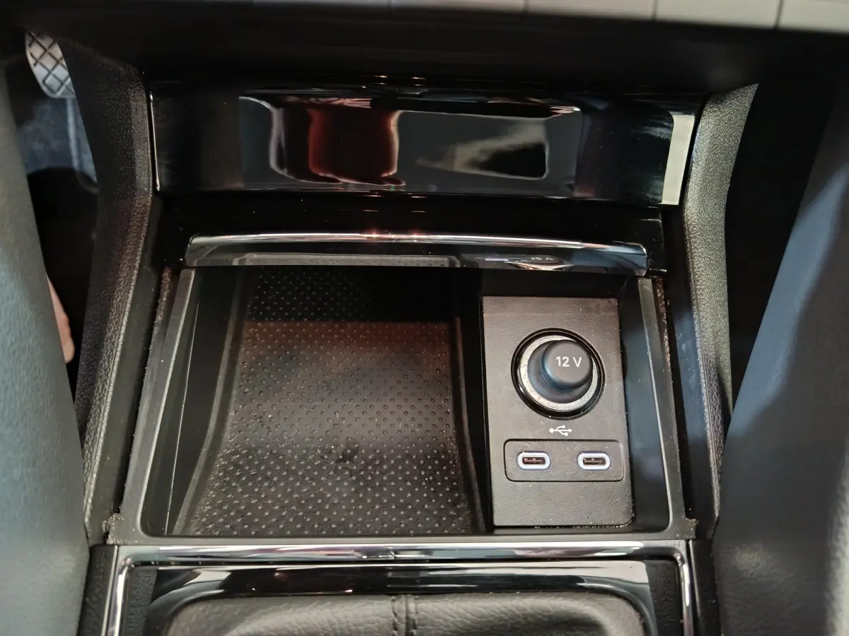 Gros plan sur la console centrale noire du Skoda Karoq 2024 avec prise 12V et deux ports USB-C visibles.