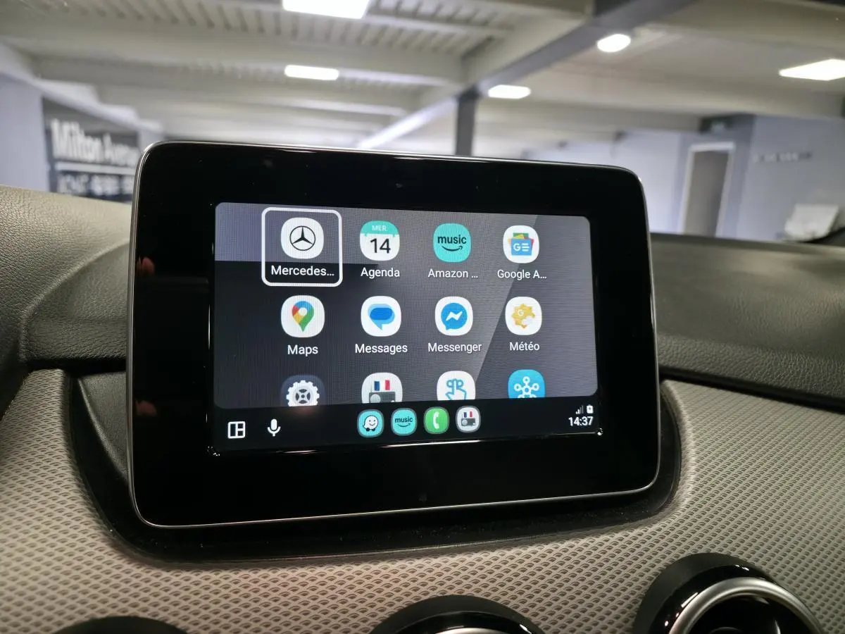 Écran tactile central de la Mercedes Classe B 180 d Intuition 2018 affichant l’intégration smartphone.