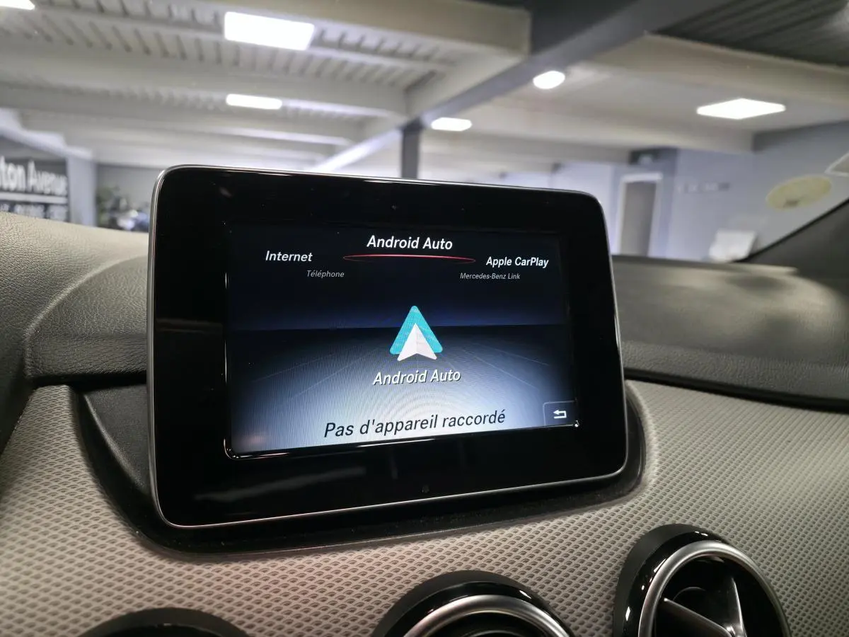 Écran multimédia central affichant Android Auto dans l’habitacle de la Mercedes Classe B noire, vue intérieure frontale.
